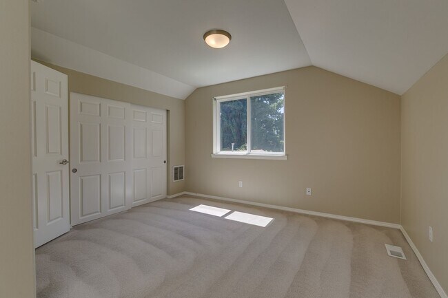 Building Photo - Shoreline Rambler Available NOW! 4 Bed 2 Bath w/spacious backyard!