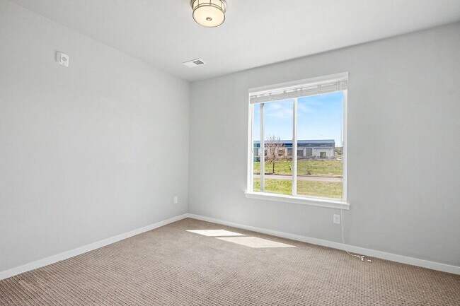 Building Photo - Updated 2 Bed / 2 Bath Corner Condo in Parker – Ground Level Convenience!