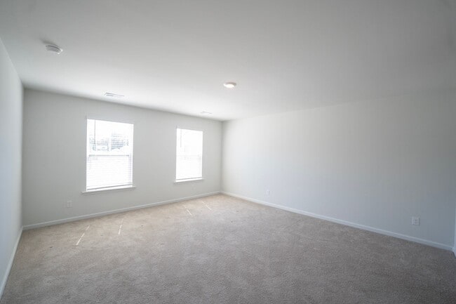 Building Photo - AVAILABLE NOW!