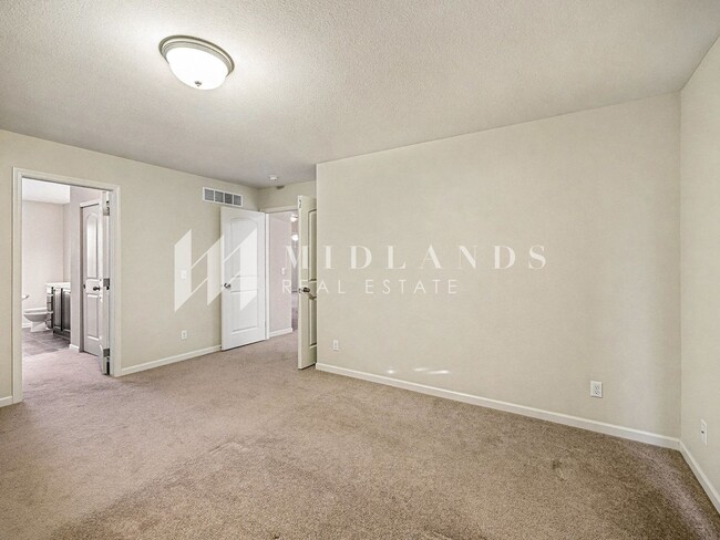 Building Photo - Papillion 2 Story