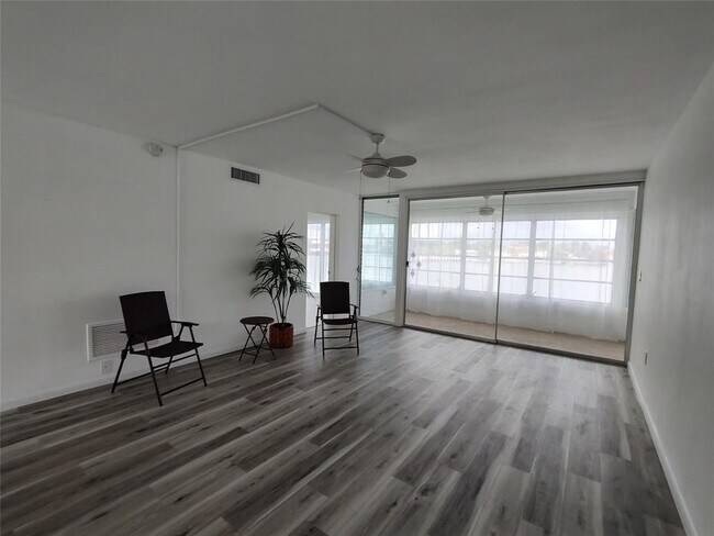 Building Photo - 2727 Yacht Club Blvd