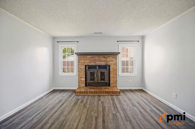 Building Photo - 3 BEDROOM 2 BATH W/GARAGE IN VIRGINIA BEACH PETS ALLOWED