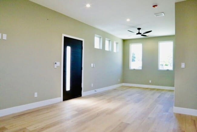 Building Photo - Center (729)