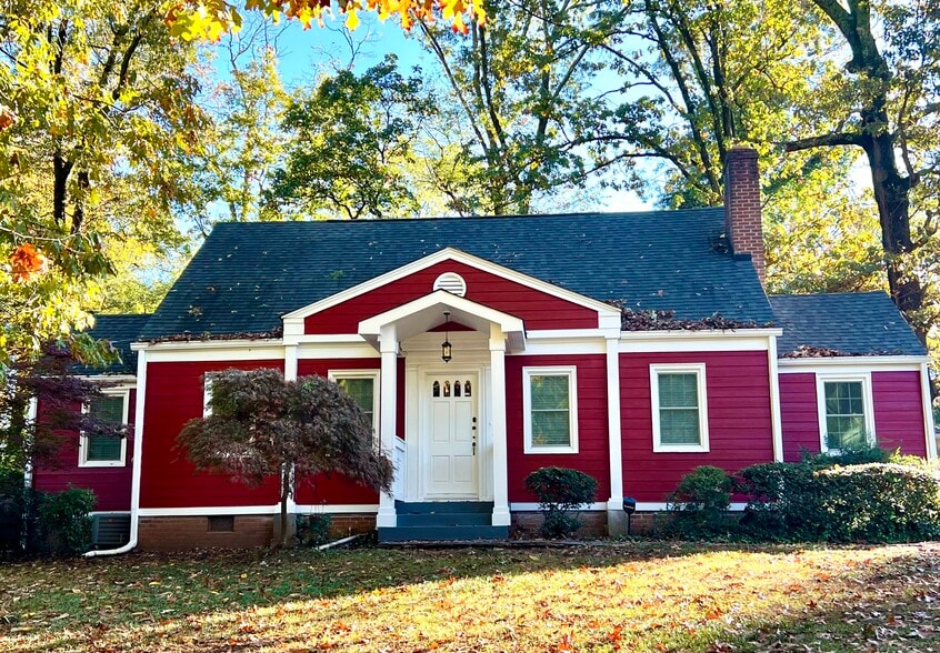 Front view - 2506 E Woodland Cir