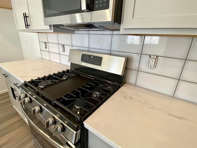 Building Photo - Beautiful 3 Bed, 2 Bath House in Airway He...