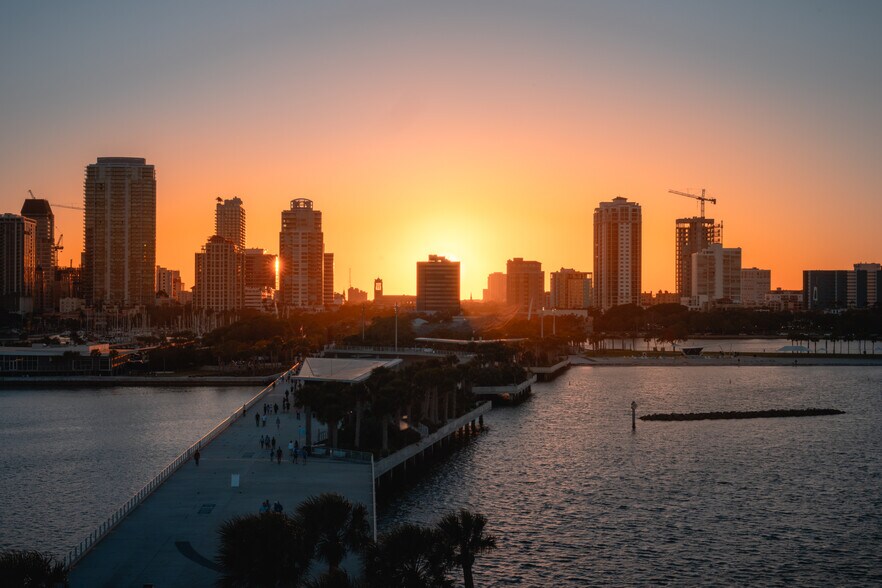 10 minutes from the Pier at Downtown St. Pete - 6218 Palma del Mar Blvd S