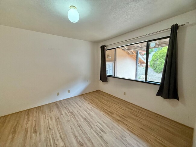 Building Photo - Pet friendly & Spacious - 3 Bedroom / 2 Ba...