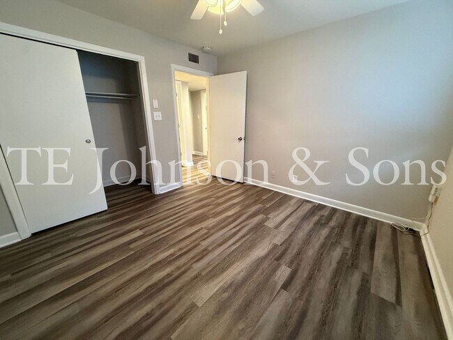 Building Photo - 2 Bedroom Salem View Apartment!