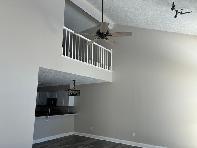 Building Photo - 3 Bedroom 2 Bath Condo