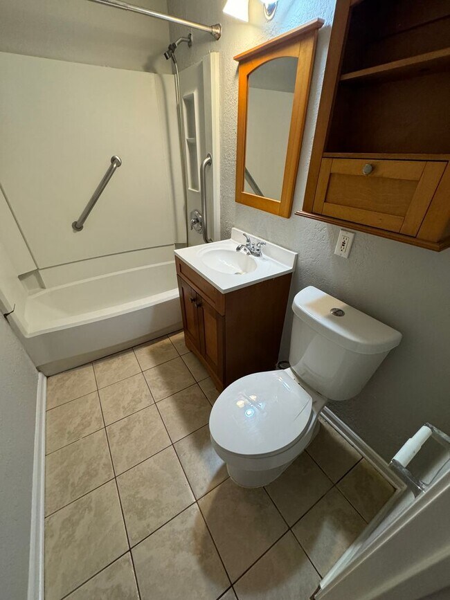 Building Photo - Come See This Beautiful Remodeled 2 Bed 1 Bath Condo in Mystic Woods! Available Now!