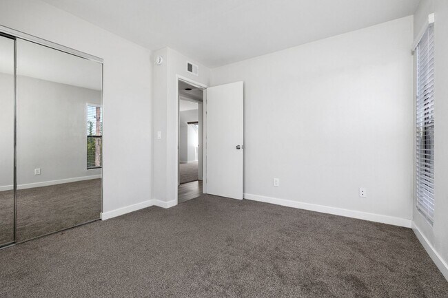 Building Photo - Mission Beach. 3 bedroom, 2.5 bath, 2 car garage,
