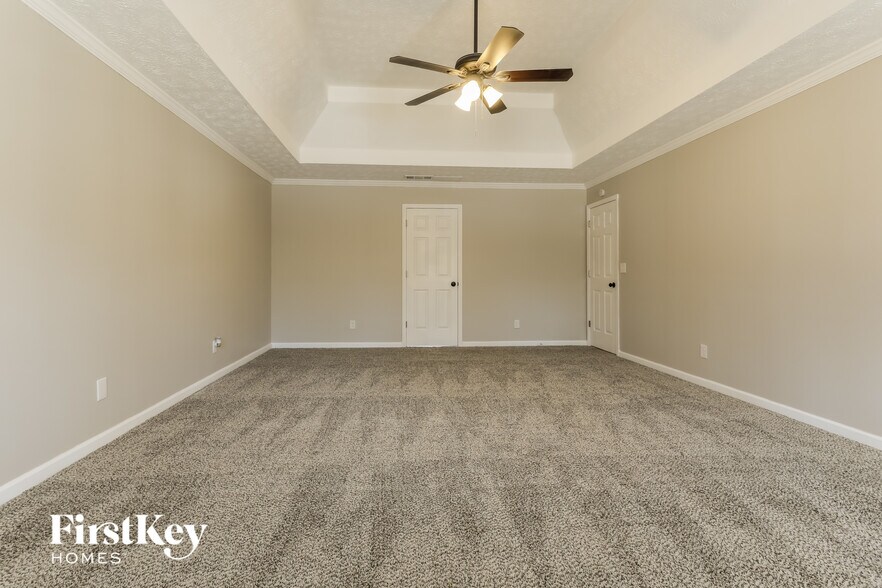 Building Photo - 571 Hilton Ave