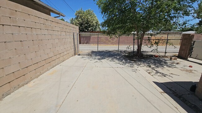 Building Photo - 44928 Kingtree Ave