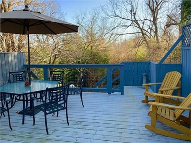 Building Photo - Quiet and quaint, this East Fayetteville cottage is one of a kind!