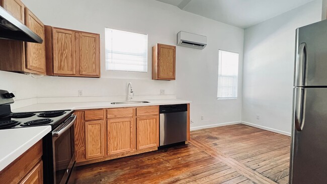 Primary Photo - 1113 E 2nd St