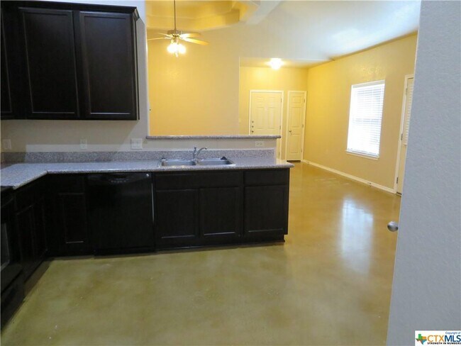 Building Photo - 929 Brown Rock Dr