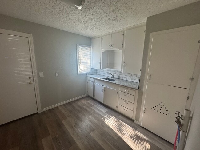 Building Photo - 3 bedroom, 1 bath
