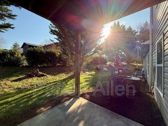 Building Photo - 10 Zell Ln