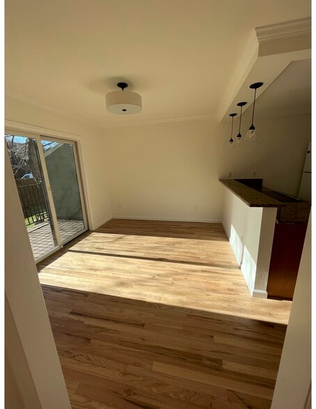 Building Photo - 1542 MacArthur Dr
