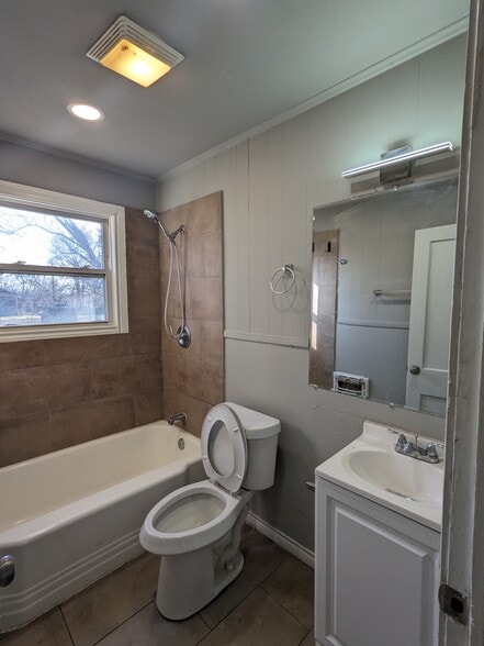 Building Photo - 823 W 9th St