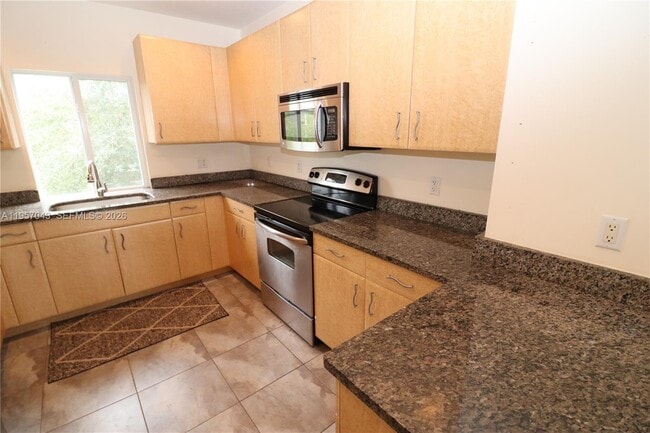 Building Photo - 609 NE 28th St