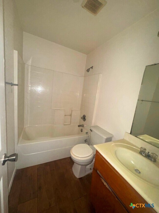 Building Photo - 3804 Captain Dr