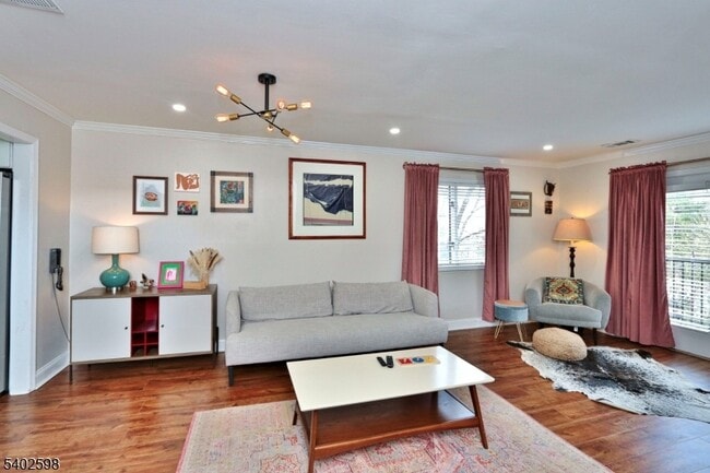 Building Photo - 35 Mews Ln