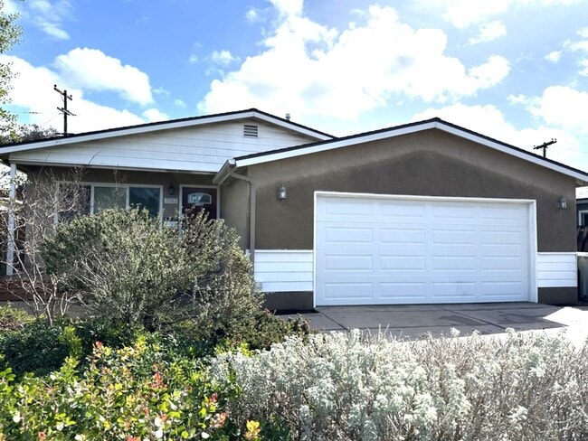 Building Photo - East Clairemont Mesa - Spacious 3 Bedroom / 1.5 Bath Single-Story Home with AC and Garage