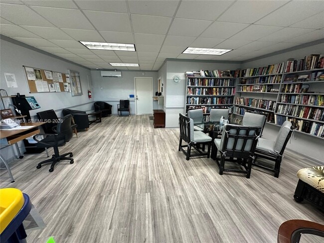 Building Photo - 2420 Park Ln