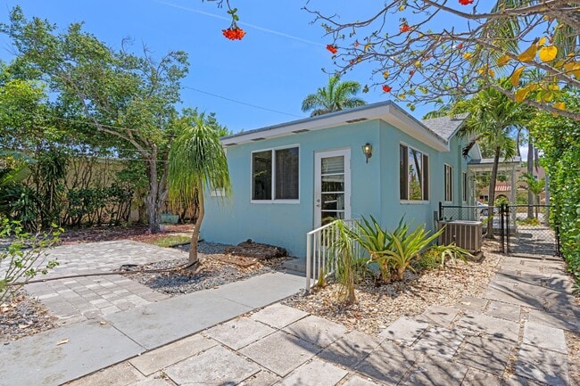 Building Photo - 1120 N Palmway