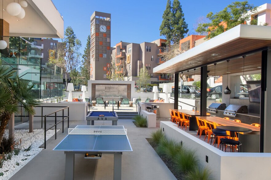 Building Photo - 10985 Bluffside Dr