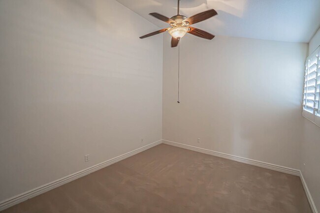 Building Photo - 4-Bedroom Plus Bonus Room Home with Golf Course Views & Community Pool in Valencia!