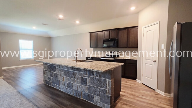 Building Photo - 942 Primrose Dr