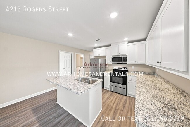 Building Photo - 4213 Rogers St