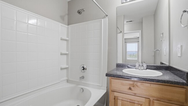 Building Photo - 4 Bedroom Townhome in Daybreak!!