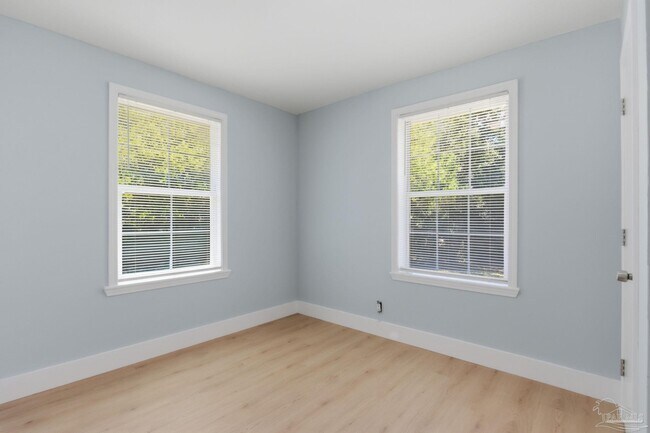 Building Photo - 525 Pelham Rd