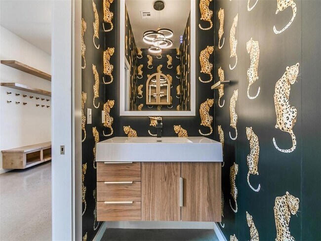 Building Photo - 605 N Idaho Ave