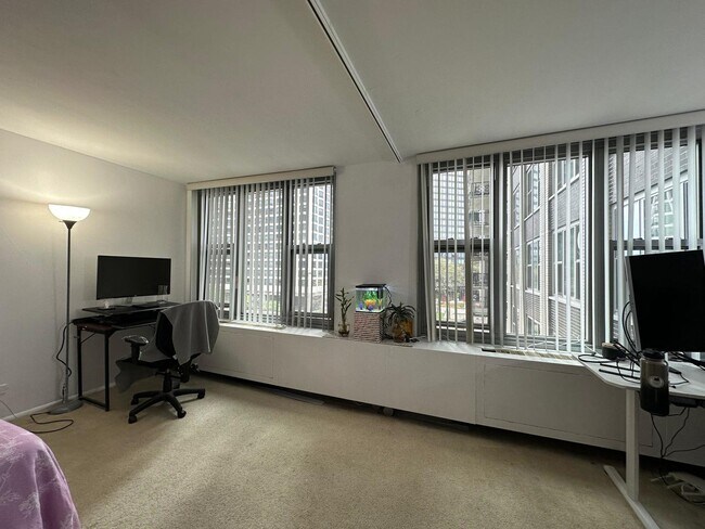 Building Photo - 400 E Randolph St
