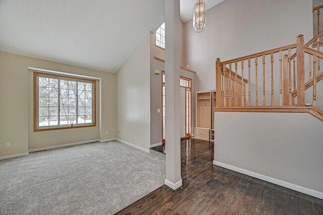 Building Photo - Spacious 4-Bed 4-Bath Home in Buffalo - Available 7/1!