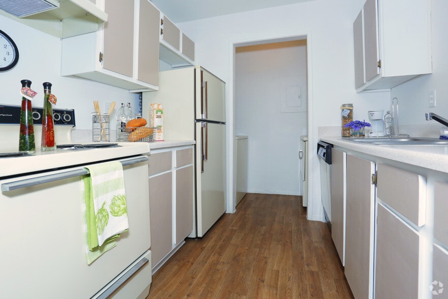 Lake Mead Estates 2068 N Nellis Blvd Las Vegas NV 89115 Apartment