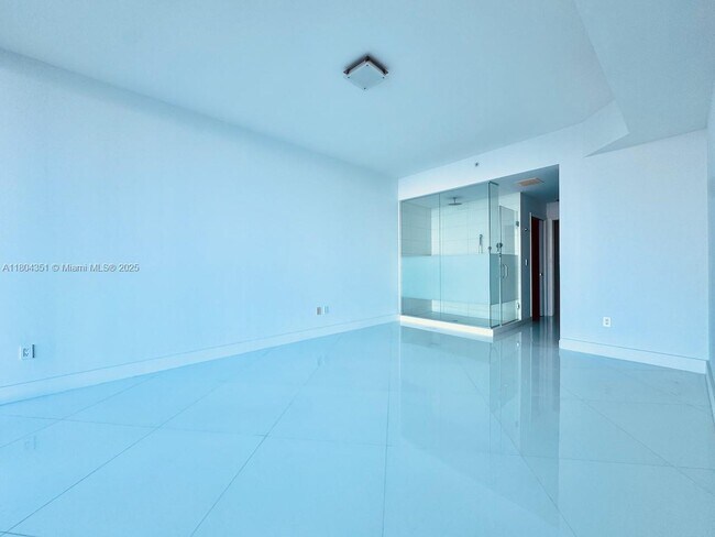 Building Photo - 2020 N Bayshore Dr