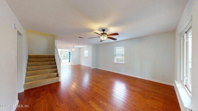 Building Photo - 421 7th Ave S