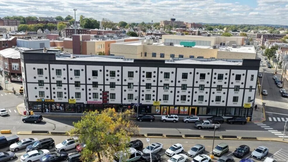 Building Photo - 711 Main Ave