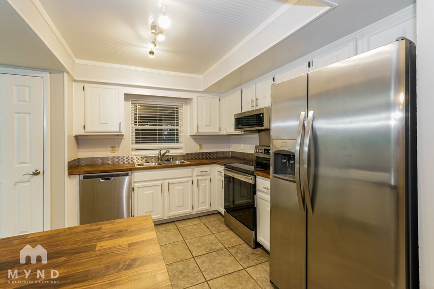Building Photo - 14701 Laurel Lake Ln