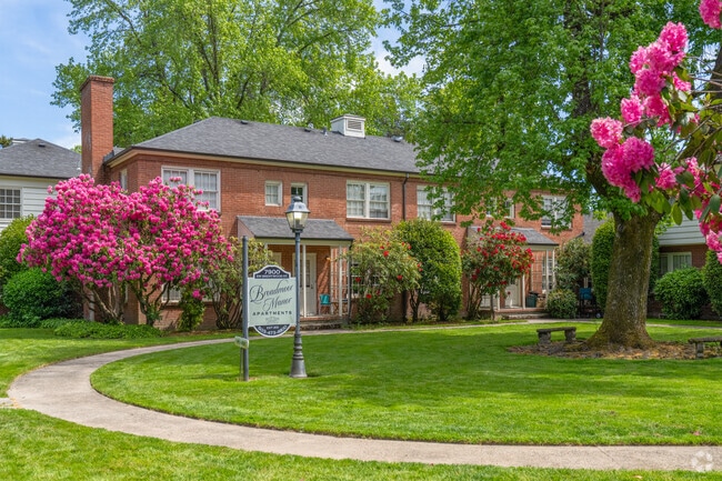 Primary Photo - Broadmoor Manor