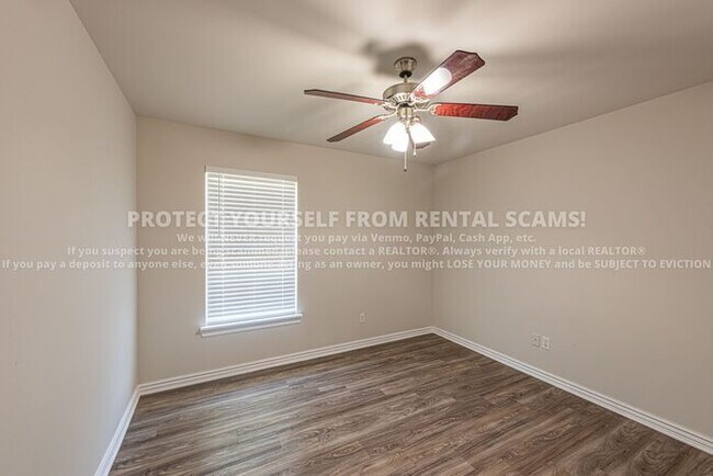 Building Photo - 1674 N Hazeltine Dr