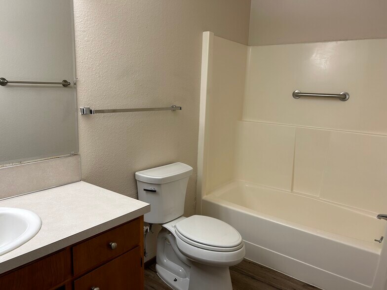 Building Photo - 107 La Villa Dr