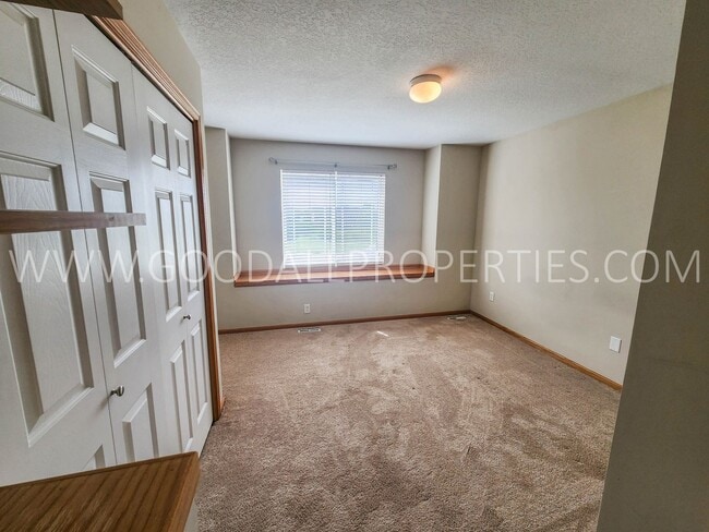 Building Photo - 2 Bedroom 2.5 Bath Townhome In West Des Mo...