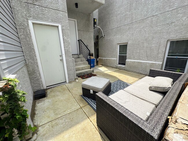 Building Photo - Private fenced yard! Modern, stylish & fully updated apartment!