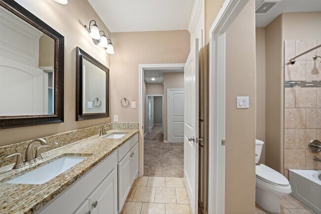 Building Photo - 1413 E April Villa